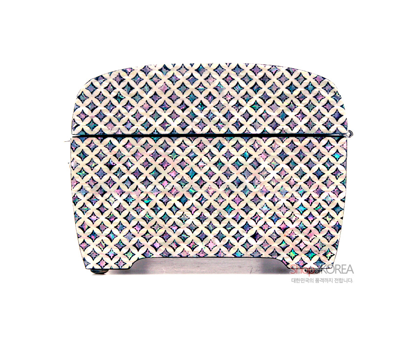 [텍스트: shopKOREA 대한민국의 품격까지 전합니다.] 곡선형 옻칠 보석함 표면에 자개 상감 기법으로 촘촘한 격자 전통문양을 새긴 은은한 오팔빛 장식