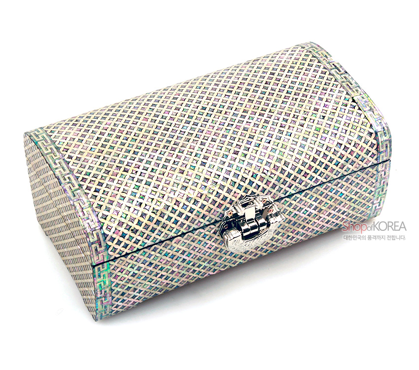 [텍스트: ShopofKOREA 대한민국의 품격까지 전해드립니다.] 곡선형 옻칠 표면에 자개 상감으로 촘촘한 격자 전통무늬를 배치하고 가장자리에 연속문양 띠를 두른 보석함 모습