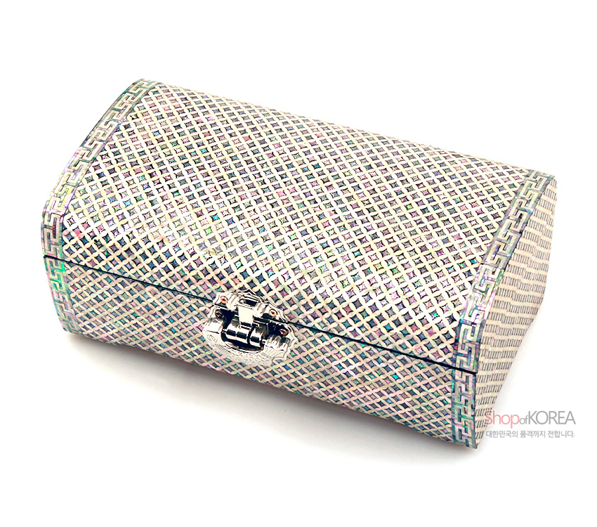 [텍스트: shopKOREA 대한민국의 품격까지 전합니다.] 자개 상감 기법으로 촘촘한 격자 전통무늬를 표현한 곡선형 옻칠 나전 보석함, 금속 잠금장치 장식