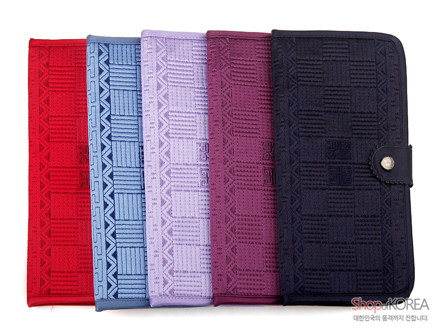 [텍스트: Shop KOREA 대한민국의 품격까지 전합니다.] 다양한 색상의 누비 천으로 제작된 장지갑, 격자와 기하학 문양 누빔과 금속 단추 장식 특징