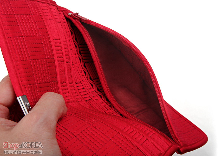[텍스트: Shop of KOREA 대한민국의 품격까지 전합니다] 붉은색 누비 천으로 제작된 장지갑 내부 모습, 격자 누빔과 기하학 문양 안감, 지퍼 여밈과 금속 장식 디테일 특징