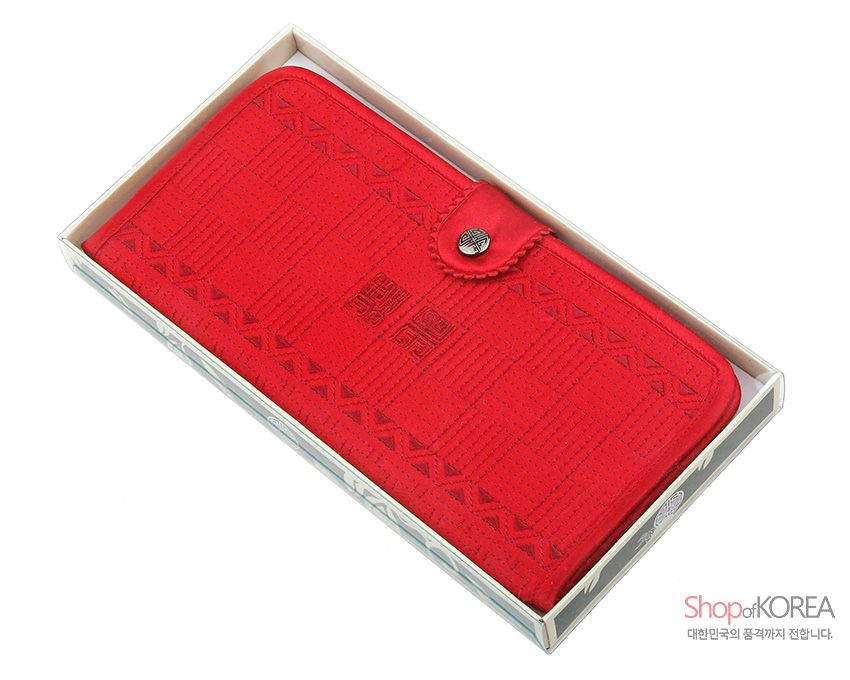 [텍스트: Shop of KOREA, 대한민국의 품격까지 전합니다.] 붉은색 누비 비단 장지갑, 중앙 복자 자수와 테두리 삼각 기하문, 금속 단추 여밈 장식 디자인