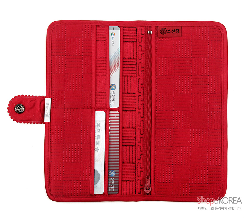 [텍스트: 소산당, ShopKOREA 대한민국의 품격까지 전합니다.] 붉은색 누비 비단 소재, 격자무늬와 연속 기하학 문양, 지퍼와 금속 단추 여밈이 조화된 장지갑 내부 디자인