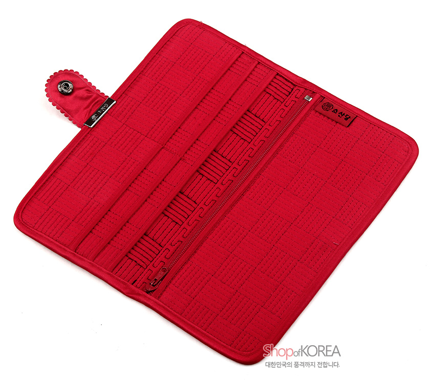 [텍스트: 소산당, ShopofKOREA 대한민국의 품격까지 전합니다.] 붉은색 누비 비단 소재 장지갑 내부, 격자 누빔과 전통 기하학 무늬, 지퍼 여밈과 금속 단추 장식 디자인