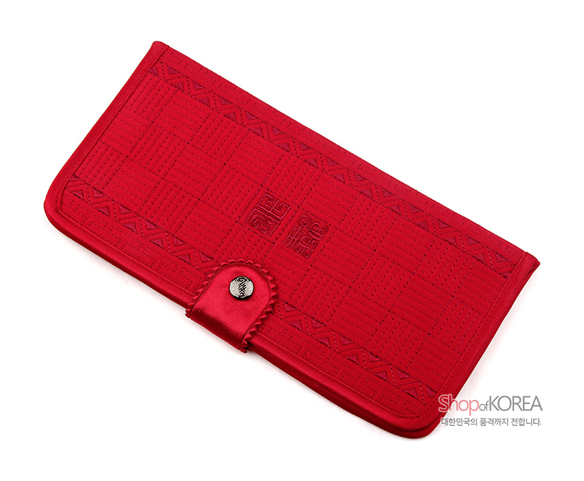 [텍스트: ShopofKOREA 대한민국의 품격까지 전합니다.] 붉은색 누비 비단 장지갑, 중앙 복자 전통 문양과 가장자리 삼각 기하무늬, 금속 단추 여밈 장식 디자인