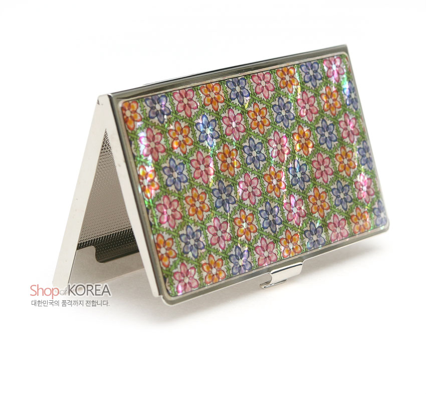 [텍스트: ShopofKOREA 대한민국의 품격까지 전합니다.] 금속 테두리 위에 자개를 상감하고 연두색 바탕에 분홍·노랑·보라색 꽃무늬를 촘촘히 배열한 직사각 명함집 디자인