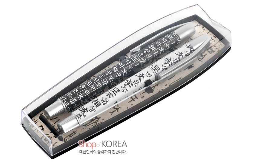 [텍스트: Shop of KOREA 대한민국의 품격까지 전합니다.] 금속 재질 볼펜 몸체에 흑백 대비 훈민정음 서체 문양을 인쇄한 2종 세트 디자인 이미지 설명