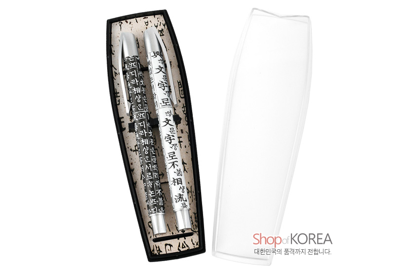 [텍스트: Shop of KOREA 대한민국의 품격까지 전합니다.] 금속 재질 볼펜 두 자루에 흑백 대비 훈민정음 서체 문양을 가득 둘러 인쇄하고, 내피에도 한글 패턴을 넣은 세트형 디자인