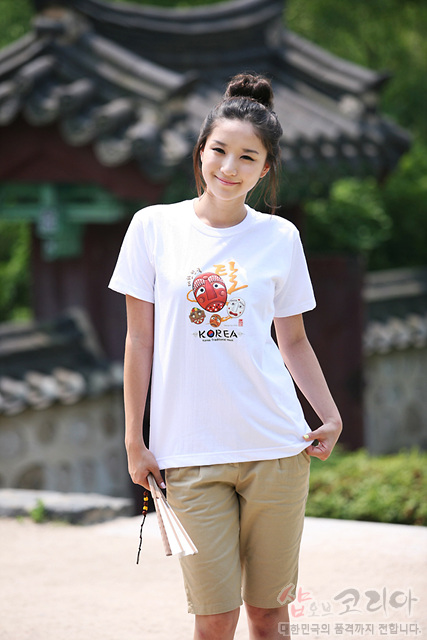 [텍스트: KOREA] 흰색 면 티셔츠 위 전통 탈 캐릭터와 한글 캘리그래피, 영문 조합의 3D 발포프린트 그래픽 장식 이미지