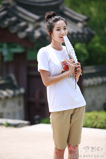 [텍스트: 샵코리아 대한민국의 품격까지 전합니다.] 흰색 면 반소매 티셔츠에 하회탈 캐릭터와 한글, 영문 조합의 3D 발포 프린트가 적용된 캐주얼 전통 문양 티셔츠 이미지 설명