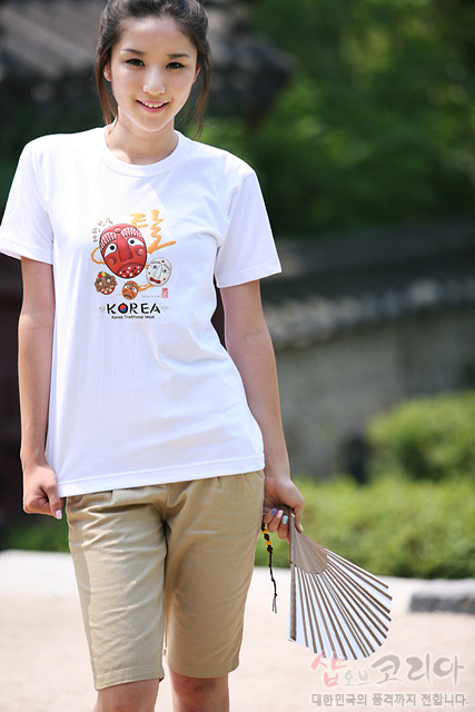 [텍스트: KOREA / Hi / 하회탈] 흰색 면 티셔츠 위 하회탈 일러스트와 한글·영문 조합 3D 발포프린트, 붉은·베이지 계열 색감의 전통 가면 문양 강조된 디자인