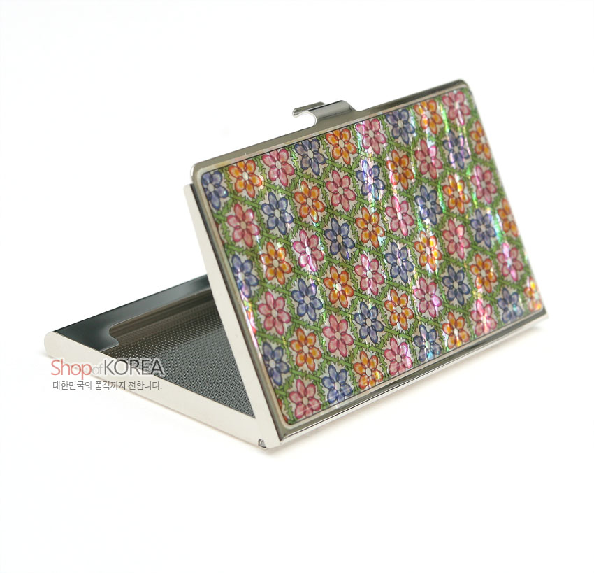 [텍스트: Shop of KOREA 대한민국의 품격까지 전합니다.] 금속 틀 위 자개 상감, 연두 바탕에 분홍·파랑·노랑 꽃문양이 반복된 화려한 직사각 명함집 디자인