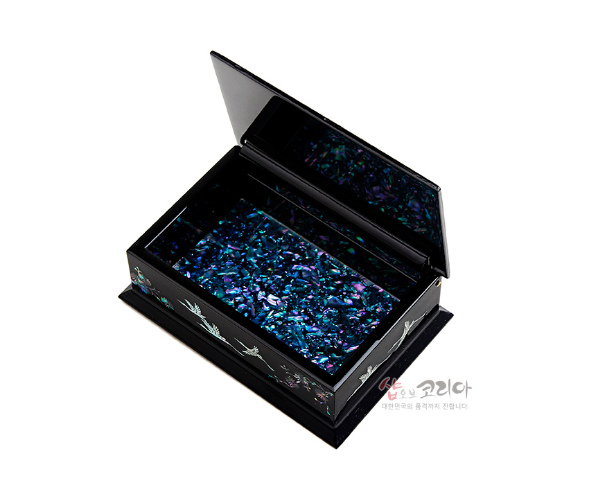 [텍스트: 샵오브코리아 대한민국의 품격까지 전합니다.] 흑색 옻칠 바탕 위 자개 상감, 내부와 뚜껑 안쪽에 청록·보라색 자개 조각이 촘촘히 장식된 직사각형 나전칠기 명함함 모습