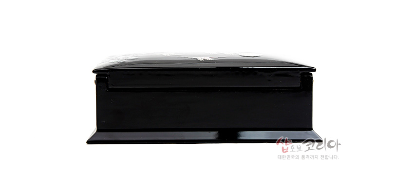 [텍스트: 샵오브코리아 대한민국의 품격까지 전합니다.] 흑색 옻칠 바탕 직사각형 나전칠기 명함함 측면 모습, 은은한 광택과 단정한 형태 강조한 이미지 설명