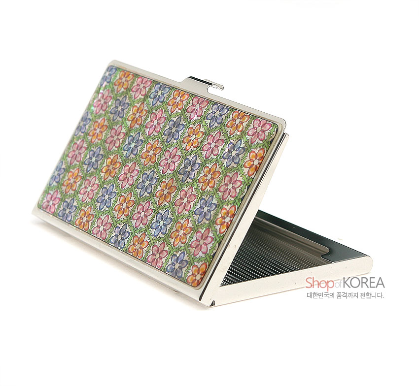 [텍스트: Shop of KOREA 대한민국의 품격까지 전합니다.] 금속 테두리 위 연두색 자개 바탕에 분홍·노랑·보라색 꽃문양을 촘촘히 상감한 직사각 명함집 디자인