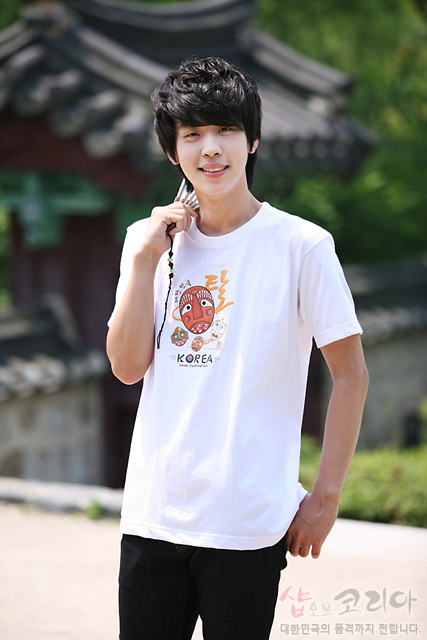 [텍스트: 탈 KOREA 샵오브코리아 대한민국의 품격까지 전합니다.] 흰색 면 티셔츠 위 하회탈 캐릭터와 한글, 영문 조합의 컬러 3D 발포 프린트 그래픽 디자인