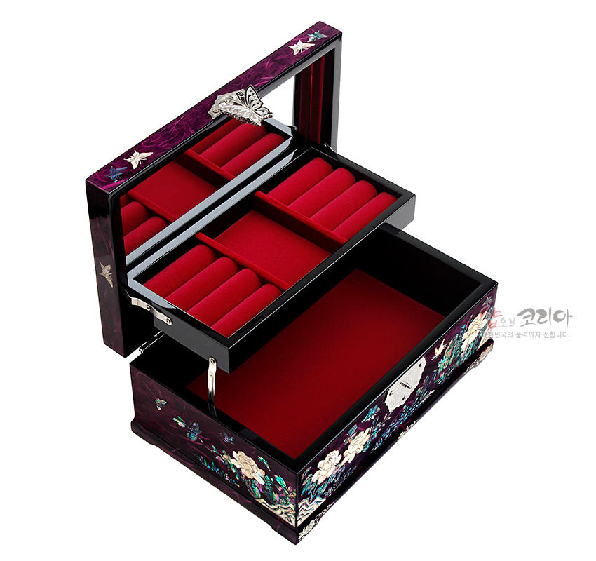 [텍스트: 샵오브코리아] 자색 옻칠 한지 바탕에 자개 상감으로 목단과 나비 문양을 새기고, 내부는 붉은 비단 느낌 천으로 마감한 2단 구조 보석함 이미지 설명