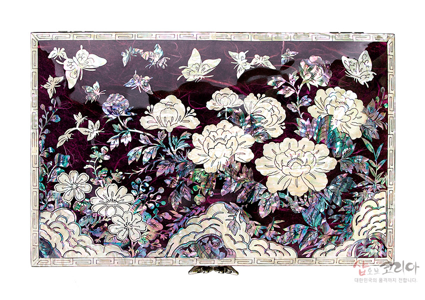 [텍스트: 샵오브코리아 대한민국의 품격까지 전달합니다.] 자색 옻칠 바탕 위 자개 상감 기법으로 목단과 나비, 구름 문양을 화려하게 배치한 직사각 한지 나전칠기 보석함 정면 이미지