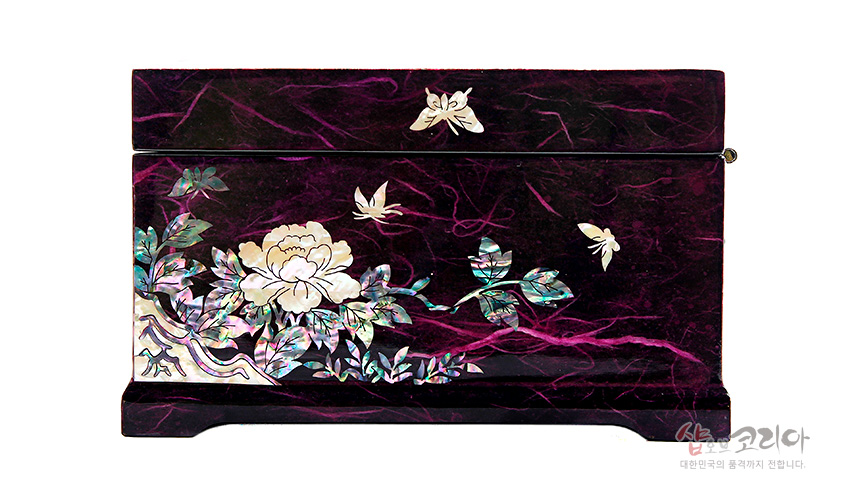 [텍스트: 샵오브코리아 대한민국의 품격까지 전합니다.] 자색 한지 위 자개 상감으로 목단 꽃과 잎, 나비 문양을 섬세하게 장식한 직사각 나전칠기 보석함 이미지 설명