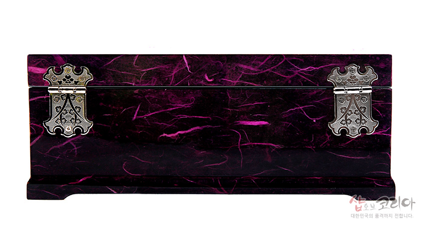 [텍스트: 샵오브코리아 대한민국의 품격까지 전합니다.] 자색 한지 질감 위에 분홍색 섬유무늬가 흐르는 직사각 보석함, 금속 장식 경첩으로 포인트를 준 디자인