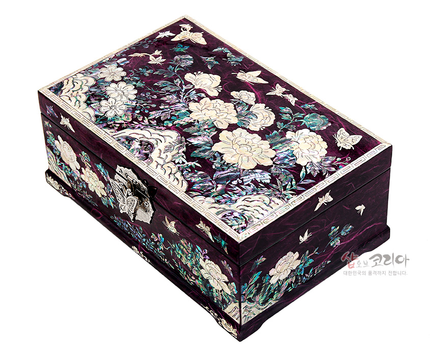 [텍스트: 샵오브코리아 대한민국의 품격까지 전합니다.] 자색 옻칠 한지 바탕 위에 자개 상감으로 목단 꽃과 나비, 구름 문양을 정교하게 장식한 직사각 보석함 디자인