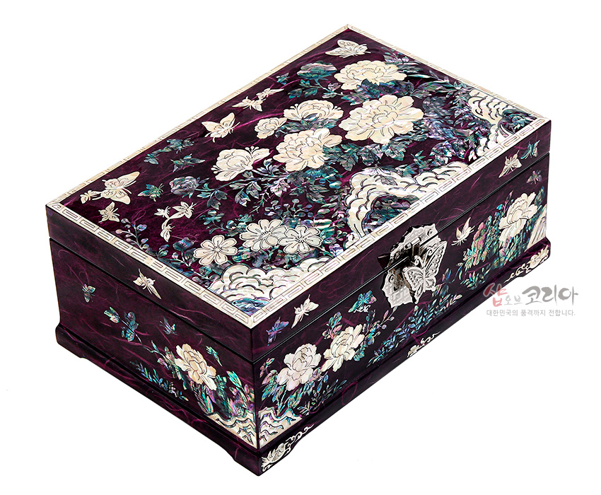[텍스트: 샵오브코리아 대한민국의 품격까지 전합니다.] 자색 옻칠 바탕에 화려한 자개 상감으로 목단과 나비, 구름 문양을 정교하게 장식한 직사각형 한지 나전칠기 보석함 디자인