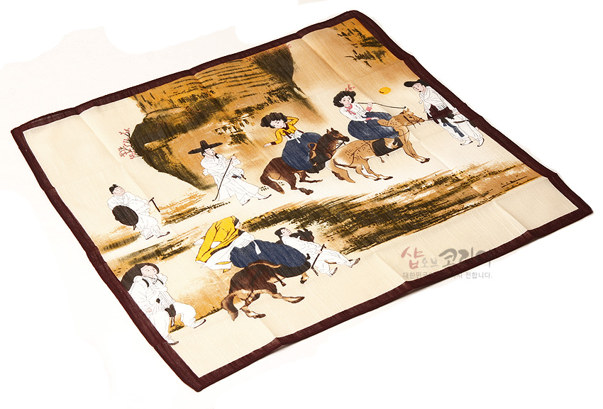[텍스트: 샵오브코리아] 연베이지 비단 느낌 천 위에 신윤복 연소답청 풍속화 인물·말·산수 문양을 갈색·청색 조합으로 인쇄한 손수건, 진갈색 테두리 마감 디자인