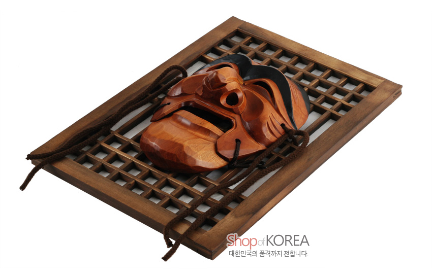 [텍스트: ShopofKOREA 대한민국의 품격까지 전합니다.] 나뭇결이 살아 있는 갈색 원목 하회 양반탈과 전통 격자 문창살이 어우러진 목각 장식 액자 구성