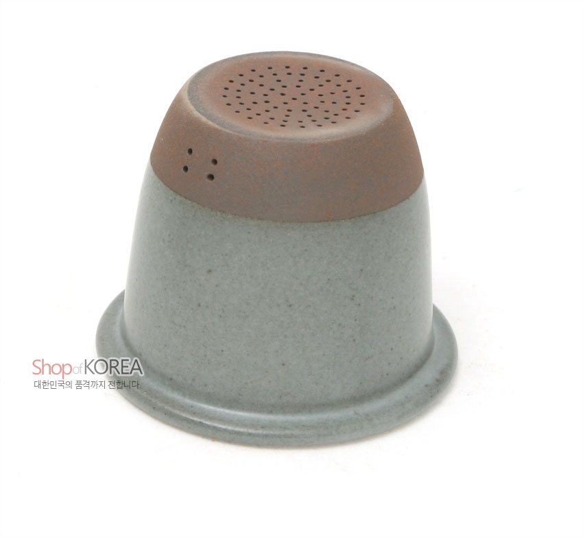 [텍스트: Shop of KOREA 대한민국의 품격까지 전합니다.] 회색 유약과 갈색 무유약 도자 재질의 머그 안 거름망, 상단 미세 타공 장식과 측면 통기 구멍 디테일 표현