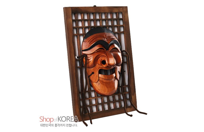 [텍스트: Shop of KOREA 대한민국의 품격까지 전합니다.] 원목 결이 살아 있는 갈색 양반 하회탈과 전통 격자 문창살이 조화된 목각 인테리어 액자 장식품