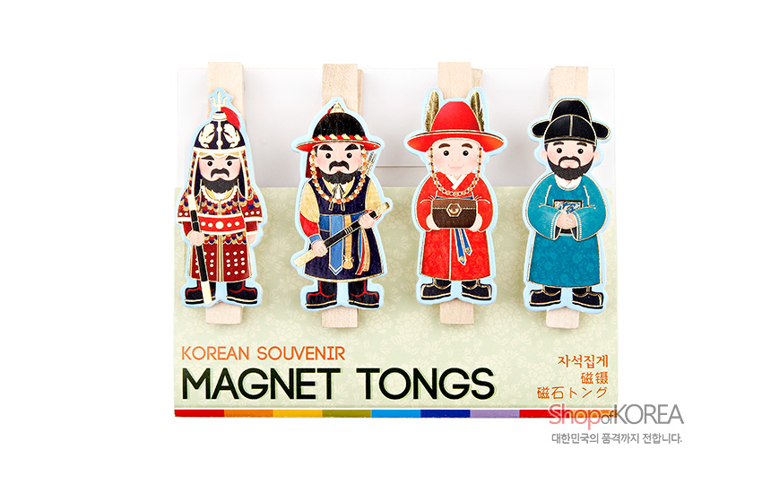 [텍스트: KOREAN SOUVENIR MAGNET TONGS / 자석집게 磁石トング / Shop of KOREA 대한민국의 품격까지 전합니다.] 나무 집게 위 화려한 장군·무관 복식 일러스트 부착, 빨강·남색·청록 등 대비 색채와 단순화된 전통 문양이 조화된 메모 자석집게 4P 세트 구성