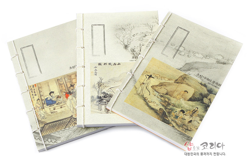 [텍스트: 샾오브코리아 대한민국의 품격까지 전합니다.] 한지 느낌 연미색·미색 표지 위 조선시대 풍속화 인쇄와 노출 제본 실매듭 장식이 조화를 이루는 중형 연습장 구성