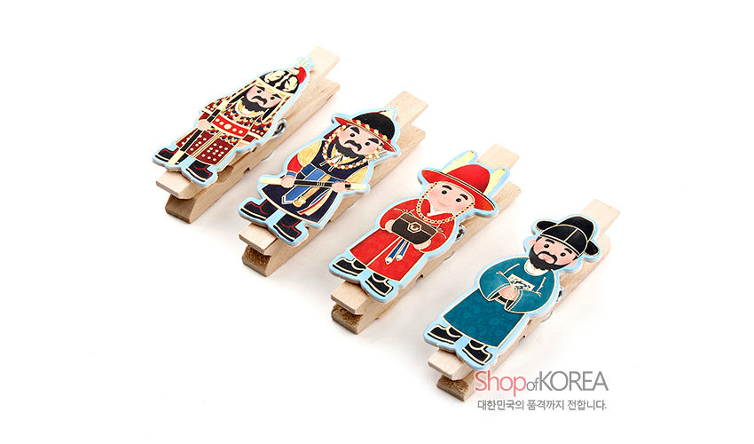 [텍스트: Shop of KOREA 대한민국의 품격까지 전합니다.] 나무 집게 위에 장군·무관 복식 캐릭터 삽입, 붉은색·파란색·황색 등 원색 대비가 돋보이는 민속 인물 자석 메모 집게 4종 세트 이미지 설명