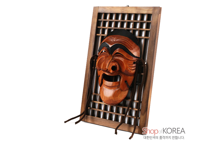 [텍스트: Shop of KOREA 대한민국의 품격까지 전합니다.] 원목 문창살 격자 액자에 광택 있는 갈색 양반 하회탈을 입체적으로 부착한 전통 목각 장식 구성