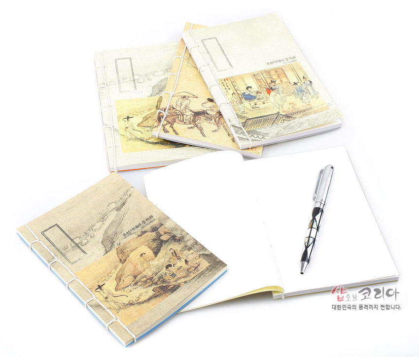 [텍스트: 조선시대계변가화 풍속화 / 샵오브코리아 대한민국의 품격까지 전합니다.] 연미색·베이지 톤 한지 표지에 조선시대 풍속화 인쇄, 측면 노출 실제본과 전통 장정선이 돋보이는 중형 연습장 구성 이미지 설명