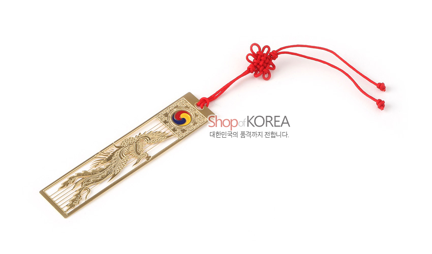 [텍스트: Shop of KOREA 대한민국의 품격까지 전합니다.] 금속 재질 위 정교한 금장 봉황 문양과 원형 태극 문양, 붉은색 전통 매듭 끈 장식의 대비가 돋보이는 책갈피 디자인