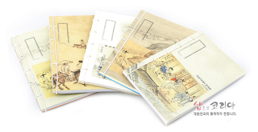 [텍스트: 샵오브코리아 대한민국의 품격까지 전합니다.] 한지 질감 표지에 조선시대 풍속화 계변가화를 인쇄하고 노출 제본 실매듭으로 엮은 중형 전통 연습장 구성