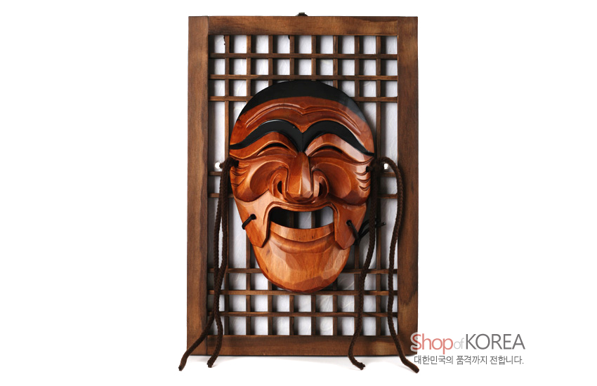 [텍스트: ShopofKOREA 대한민국의 품격까지 전합니다.] 원목 문창살 격자 무늬 위에 갈색 나뭇결 양반 하회탈을 입체 조각한 전통 목공예 장식 구성