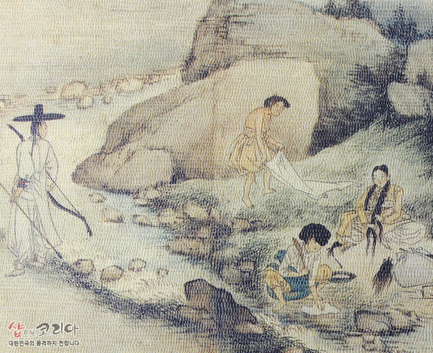 [텍스트: 샵오브코리아 대한민국의 품격까지 전합니다.] 은은한 연미색 배경에 계천가 풍속화를 담은 조선시대 인물·자연 묘사, 섬세한 필선과 담채로 표현된 전통 회화 이미지