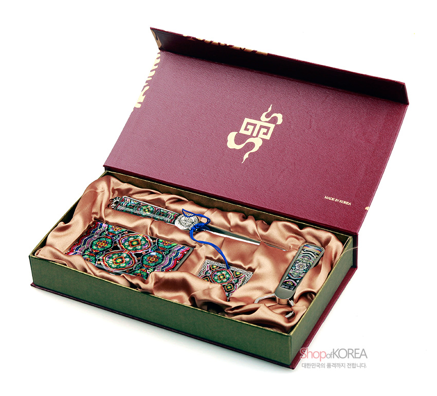 [텍스트: MADE IN KOREA] 금속 위 자개 상감 기법으로 기와단청 꽃문양을 넣은 명함집·편지칼·책갈피·열쇠고리 4종 세트 구성