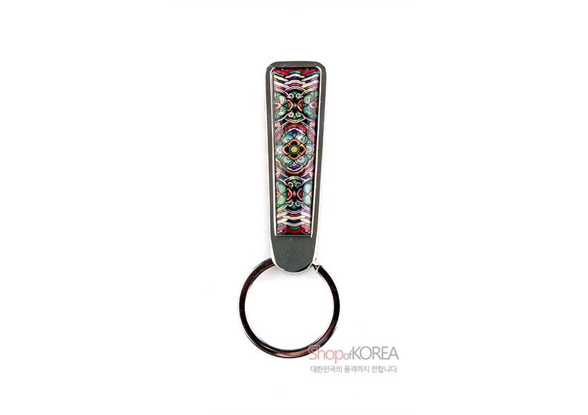 [텍스트: ShopKOREA 대한민국의 품격까지 전합니다.] 금속 테두리에 자개 상감 기법으로 기와단청 꽃문양과 물결무늬를 넣은 다채로운 색상의 열쇠고리 디자인