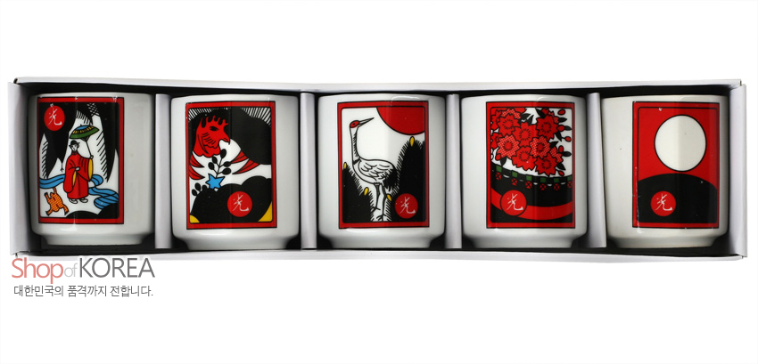 [텍스트: Shop of KOREA 대한민국의 품격까지 전합니다.] 백자 재질 소주잔에 화투 5광 문양을 적·흑·백 대비 색상으로 인쇄한 동물, 학, 꽃, 달 장식 세트