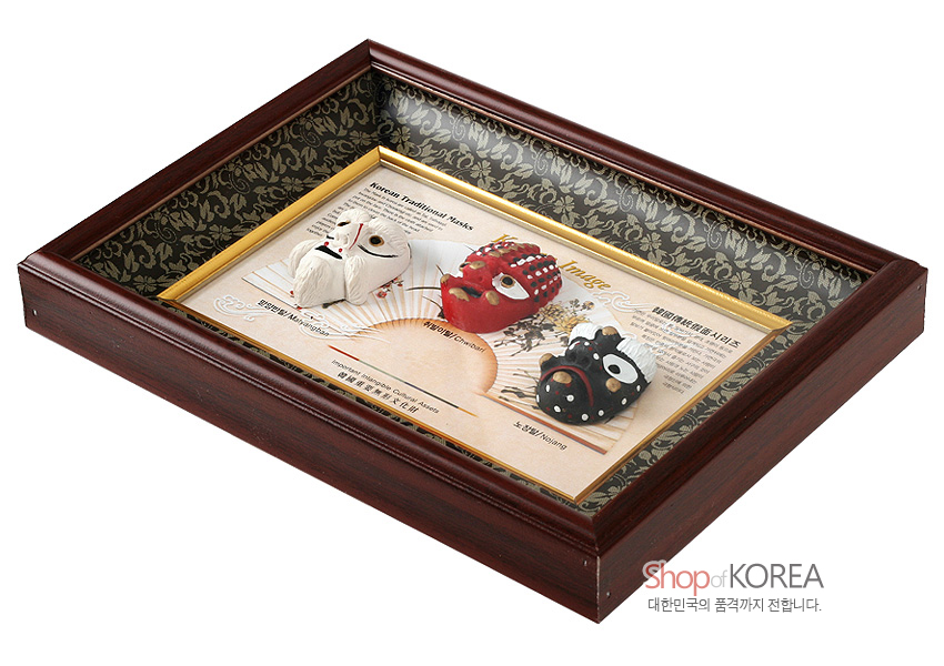 [텍스트: Korean Traditional Masks, Image, Shop of KOREA 대한민국의 품격까지 전합니다.] 짙은 나무색 목재 프레임과 금색 내프레임, 흑색 전통문양 배경 위 봉산탈 3형 입체 장식 액자 구성