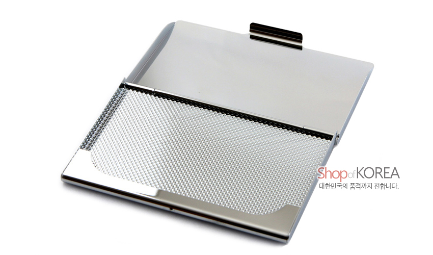[텍스트: Shop of KOREA 대한민국의 품격까지 전합니다.] 매끈한 금속 재질에 미세한 망사 패턴이 반을 덮는 직사각형 자동 명함함 디자인
