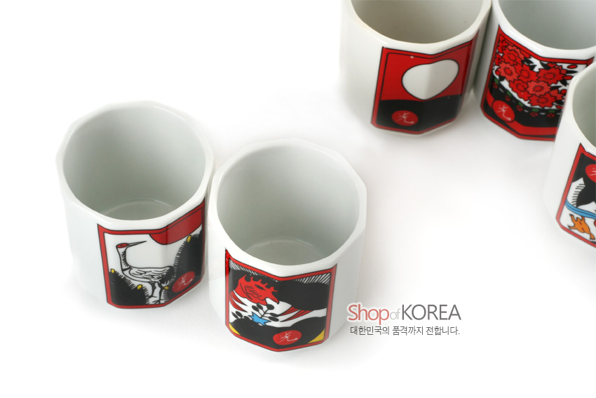 [텍스트: Shop of KOREA 대한민국의 품격까지 전합니다.] 백자 재질 팔각 소주잔에 화투 5광의 학, 봉황, 매화 등 전통 문양을 적·흑·백 대비로 인쇄한 구성