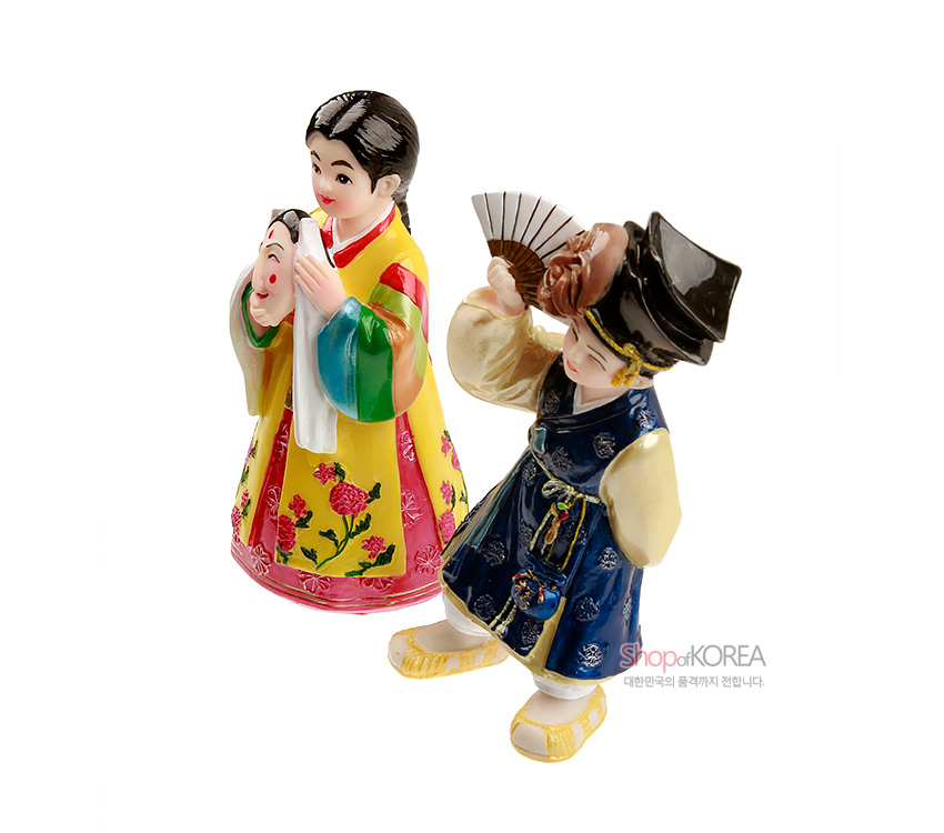 [텍스트: Shop of KOREA 대한민국의 품격까지 전합니다.] 채색 도자 재질의 남녀 탈춤 인형, 꽃문양 한복과 오방색 소매, 무늬 장식 도포와 부채·탈 표현이 돋보이는 민속 공예 인형 세트 형상