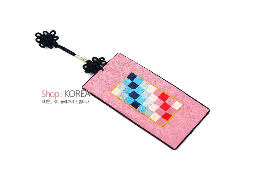 [텍스트: Shop of KOREA 대한민국의 품격까지 전합니다.] 분홍색 비단 바탕에 청·홍·백 조각보 패치워크 문양과 검은색 전통 매듭 장식이 어우러진 직사각형 책갈피 디자인