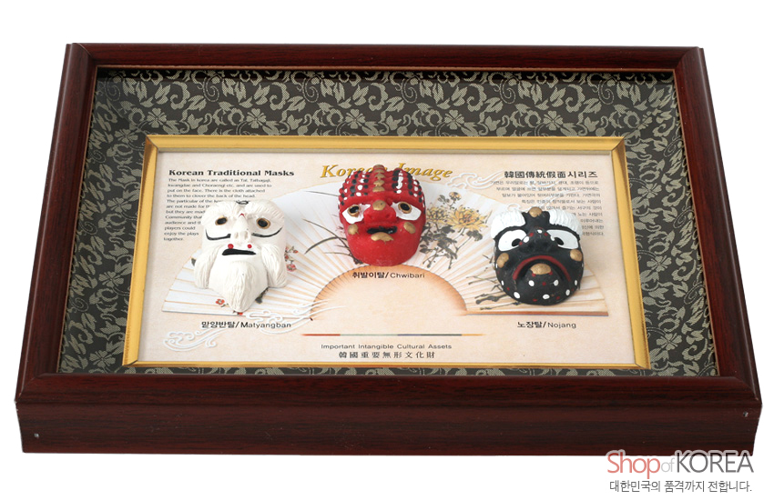 [텍스트: Korean Traditional Masks, Korea Image, 마양반탈/Matyangban, 취발이탈/Chwibari, 노장탈/Nojang, Important Intangible Cultural Assets] 짙은 목재 프레임과 금색 이중 테두리, 전통 문양 천 배경 위 봉산탈 3형 부조 장식 액자 구성