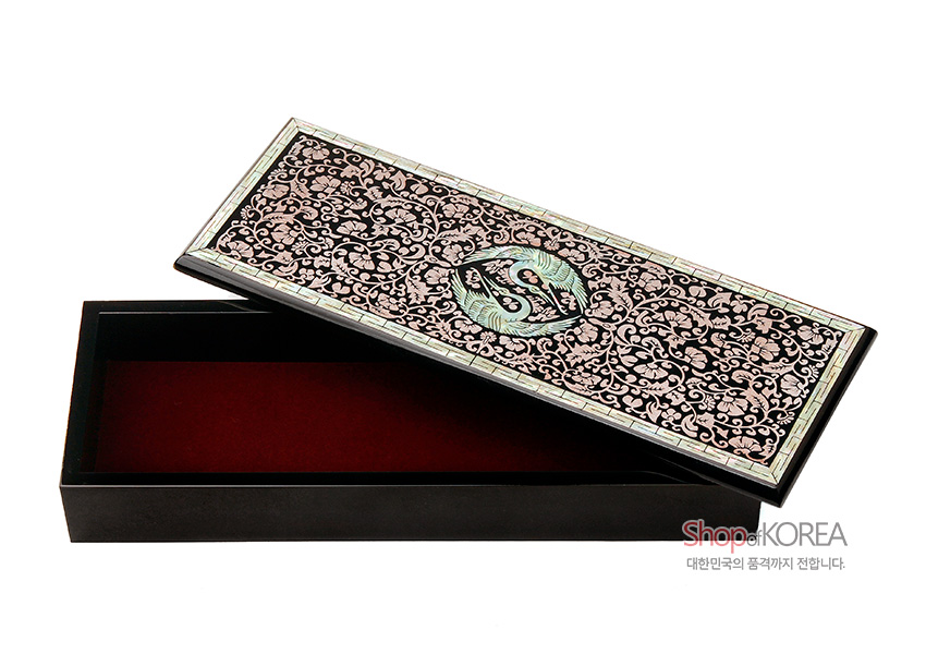 [텍스트: Shop of KOREA 대한민국의 품격까지 전합니다.] 흑색 옻칠 바탕 위 자개 상감으로 당초문과 원형 쌍학 문양을 표현한 직사각형 필함, 내부 붉은 색감 마감의 전통 나전칠기 함 구성