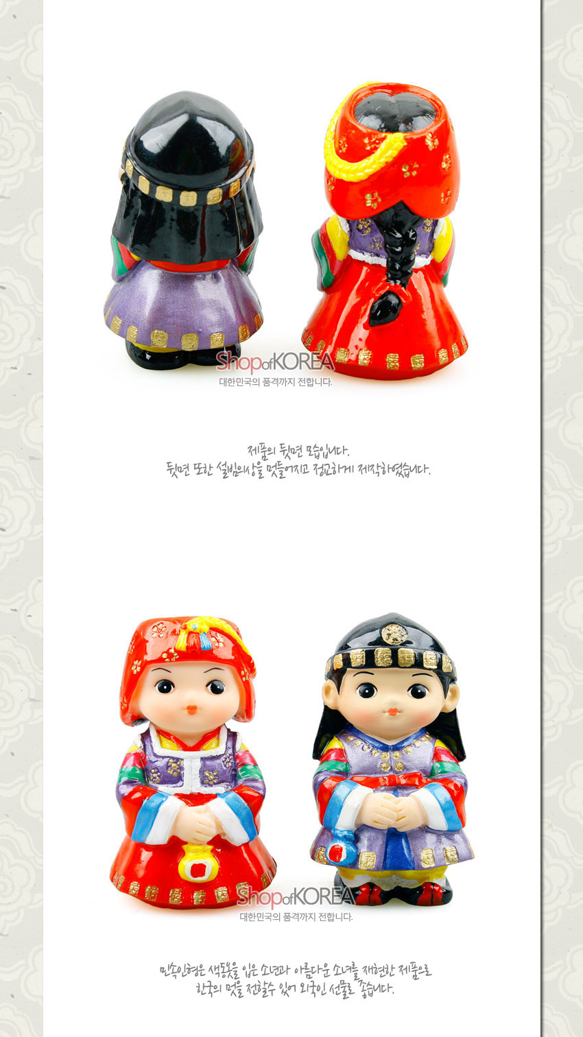 [텍스트: ShopofKOREA / 대한민국의 품격까지 전합니다. / 제품의 뒷면 모습입니다. 뒷면 또한 설빔의 옷모양을 잘표현하고 정교하게 제작하였습니다. / ShopofKOREA / 대한민국의 품격까지 전합니다. / 색동옷을 입은 소담하고 아름다운 모습을 재현한 제품으로 한국의 멋을 전할수 있어 외국인 선물을 좋습니다.] 붉은 비단 설빔과 보라색 한복 위에 색동소매, 금색 장식과 단정한 머리 장식을 채색한 도자 민속 인형 한 쌍 모습